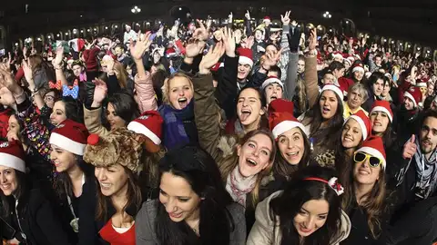 Más de 35.000 universitarios celebran su particular nochevieja en Salamanca Más de 35.000 universitarios celebran su particular nochevieja en Salamanca