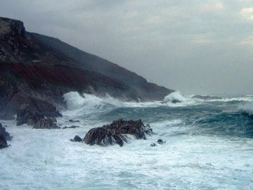 Olas de hasta seis metros en la costa gallega