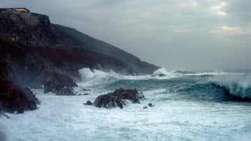 Olas de hasta seis metros en la costa gallega