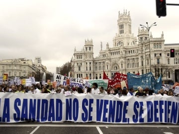 Miles de "batas blancas" se manifiestan contra la privatización de la sanidad