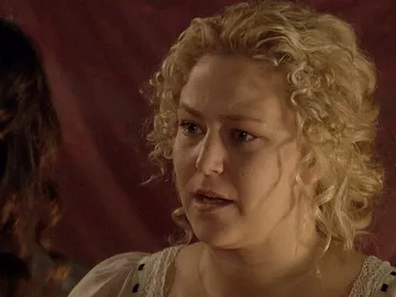 Clara confiesa a María que está embarazada Clara confiesa a María que está embarazada