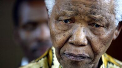Mandela sigue mejorando después de dos semanas en el hospital 