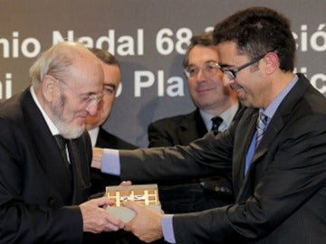 Álvaro Pombo recogiendo el premio Nadal en su 68 edición