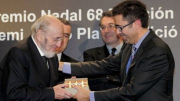 Álvaro Pombo recogiendo el premio Nadal en su 68 edición