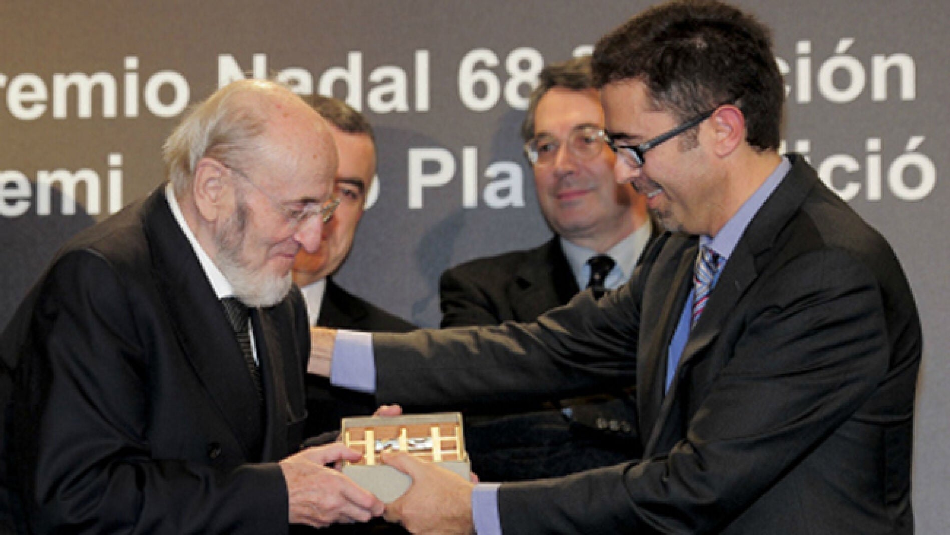 &Aacute;lvaro Pombo recogiendo el premio Nadal en su 68 edici&oacute;n