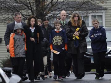 Familiares de los alumnos de Newtown, durante el funeral Familiares de los alumnos de Newtown, durante el funeral