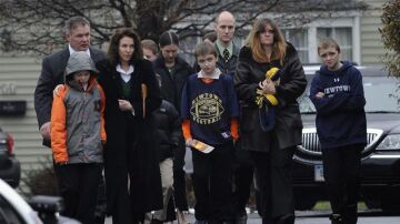 Familiares de los alumnos de Newtown, durante el funeral