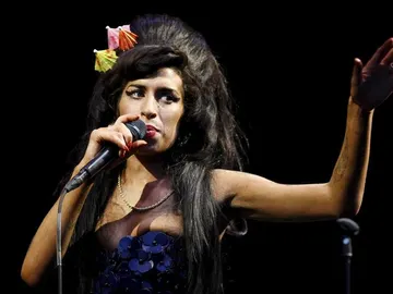 Amy Winehouse durante una actuación. Amy Winehouse durante una actuación.