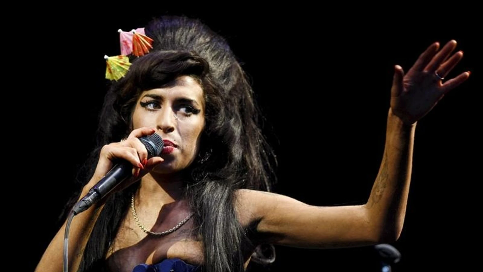 Amy Winehouse durante una actuación. Amy Winehouse durante una actuación.