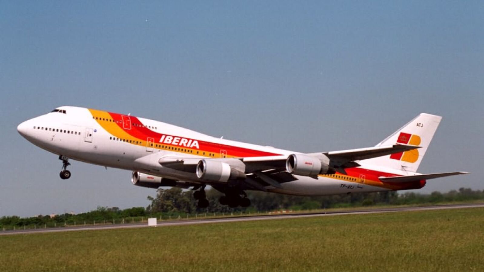 Los usuarios de avión descienden un 1,9% mientras que los de AVE crecen un 9,2%