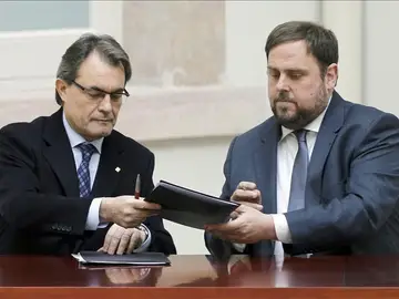 CiU y ERC firman el pacto de legislatura CiU y ERC firman el pacto de legislatura
