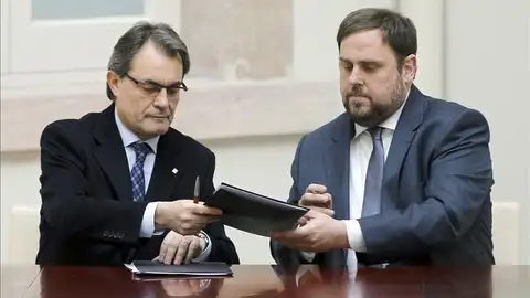 CiU y ERC firman el pacto de legislatura CiU y ERC firman el pacto de legislatura