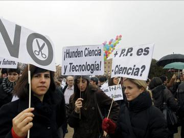 Cientos de jóvenes protestan contra los recortes