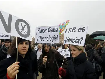Cientos de jóvenes protestan contra los recortes Cientos de jóvenes protestan contra los recortes