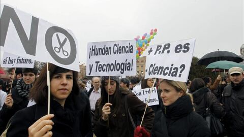 Cientos de j&oacute;venes protestan contra los recortes