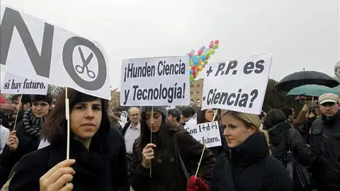 Cientos de jóvenes protestan contra los recortes Cientos de jóvenes protestan contra los recortes