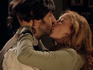 Sara besa a Raúl