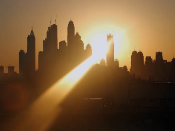 Vista de los rascacielos desde la playa en el golfo del emirato en Dubai