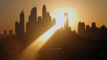 Vista de los rascacielos desde la playa en el golfo del emirato en Dubai