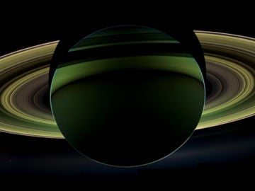 Imagen de saturno con su sombra proyectada sobre los anillos