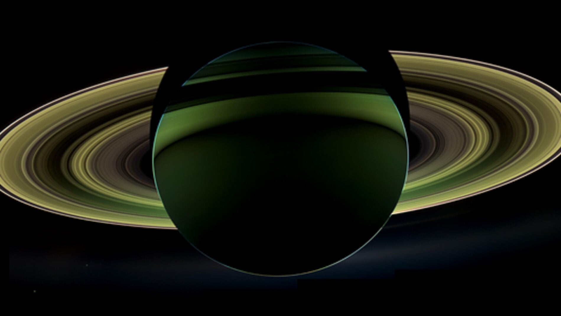 Imagen de saturno con su sombra proyectada sobre los anillos