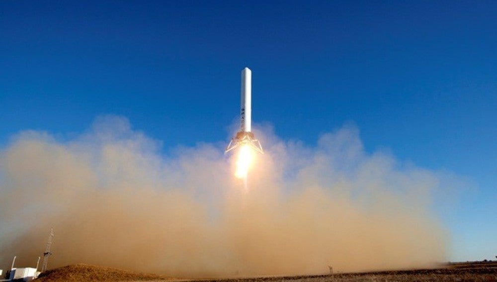  SpaceX ensaya un cohete “reutilizable” que aterriza en forma vertical