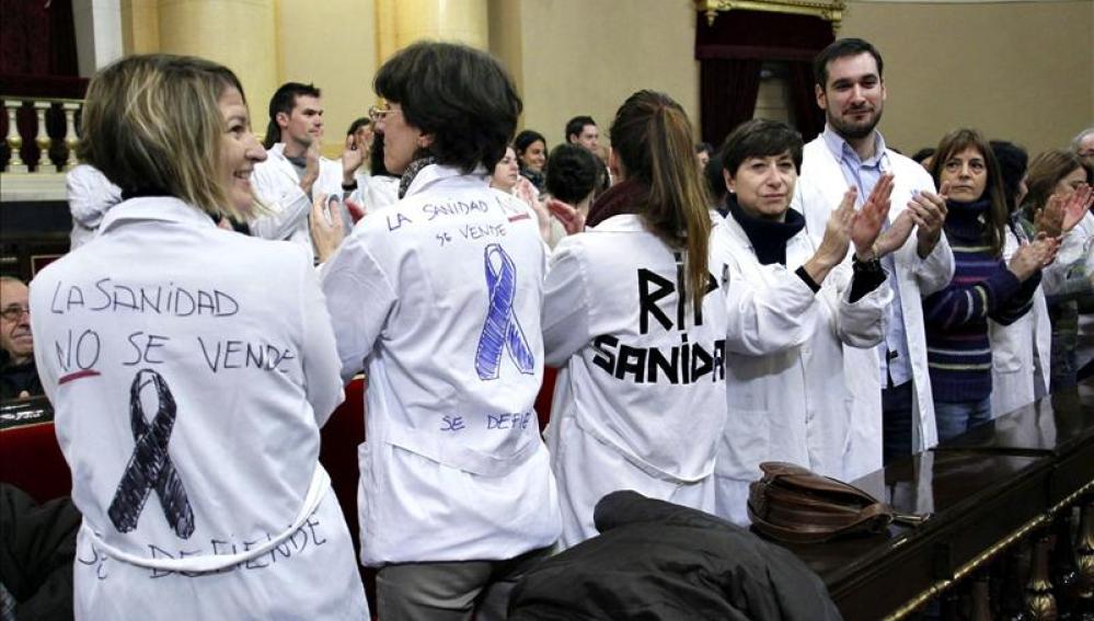 Trabajadores sanitarios protestan en el Senado