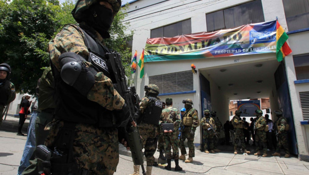 Autoridades bolivianas custodian la oficina de Electropaz en La Paz