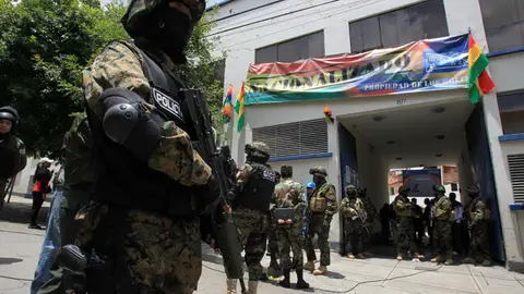 Autoridades bolivianas custodian la oficina de Electropaz en La Paz Autoridades bolivianas custodian la oficina de Electropaz en La Paz