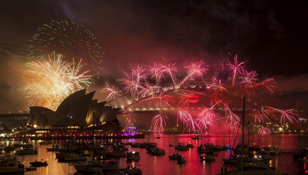 Los fuego artificiales iluminan la silueta de la Ópera de Sidney