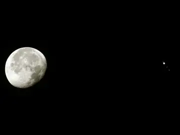 La imagen muestra la conjunción de Júpiter y sus cuatro satélites de mayor tamaño junto a la Luna terrestre La imagen muestra la conjunción de Júpiter y sus cuatro satélites de mayor tamaño junto a la Luna terrestre