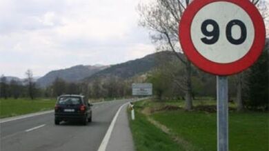 Pillan a un vehículo circulando a 206 km por hora en una vía limitada a 90