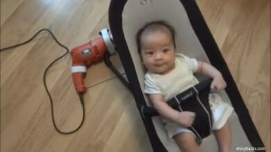 El sistema 'casero' de papá para mecer a Benjamín en su sillita