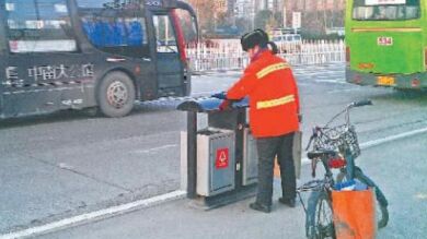 Una millonaria china se hace barrendera para enseñar a sus hijos el 