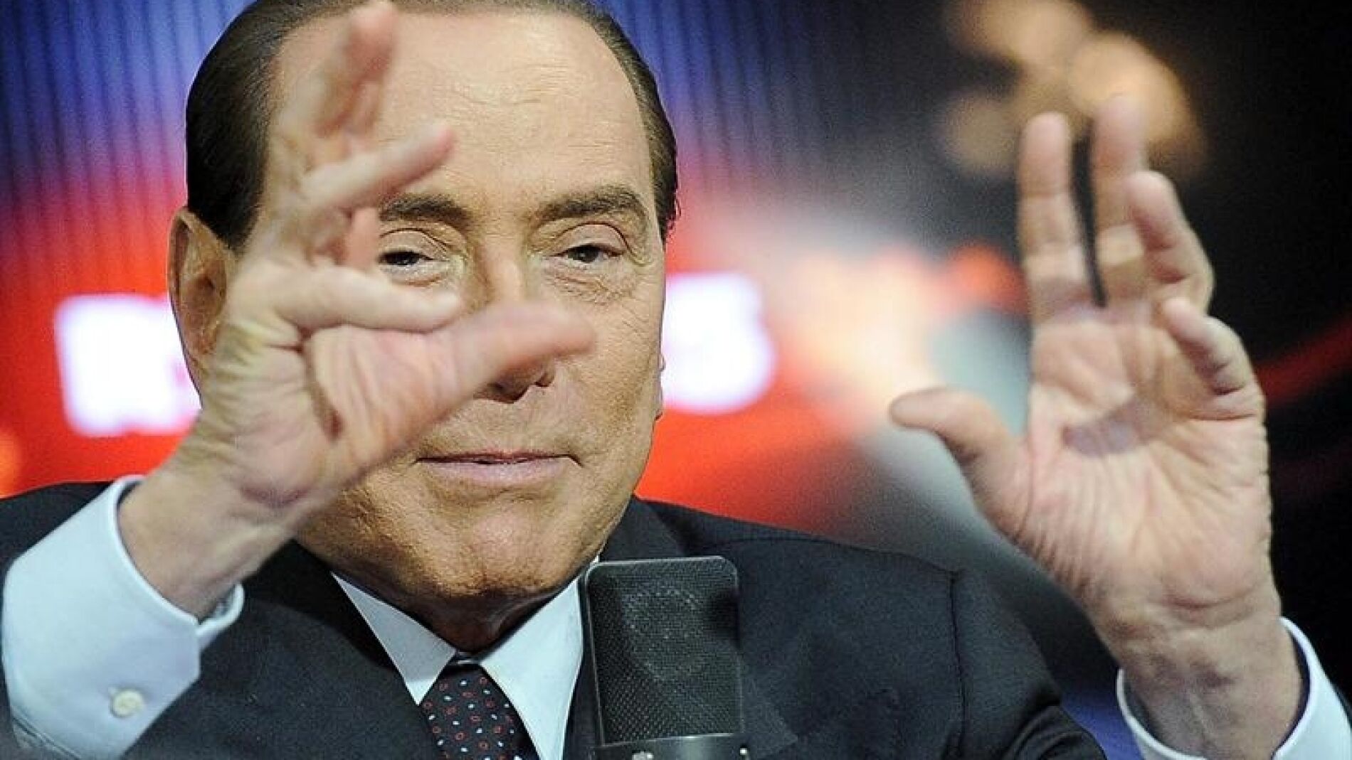 Berlusconi durante una entrevista