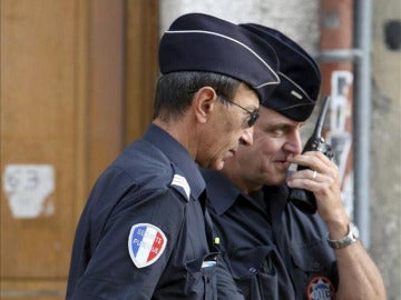 Dos policías franceses hacen guardia en una calle