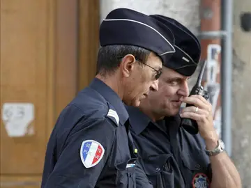 Dos policías franceses hacen guardia en una calle Dos policías franceses hacen guardia en una calle