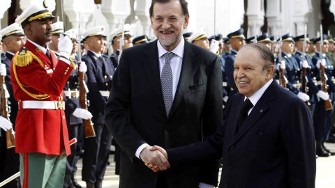 Mariano Rajoy saluda al presidente argelino