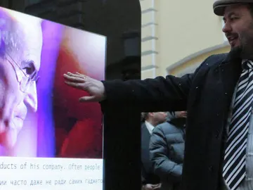 iPhone gigante como homenaje a Steve Jobs iPhone gigante como homenaje a Steve Jobs