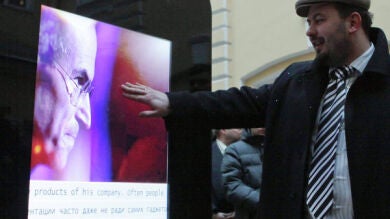 Un iPhone gigante rinde homenaje a Steve Jobs en San Petersburgo