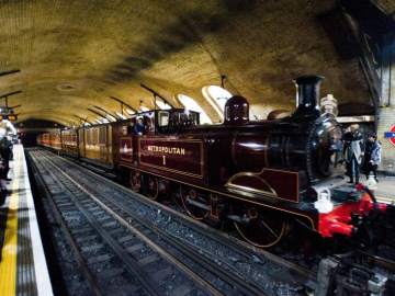 Una locomotora recorrel el Metro de Londres en su 150 aniversario Una locomotora recorrel el Metro de Londres en su 150 aniversario