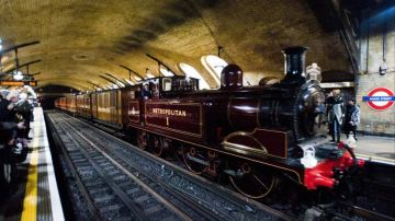 Una locomotora recorrel el Metro de Londres en su 150 aniversario