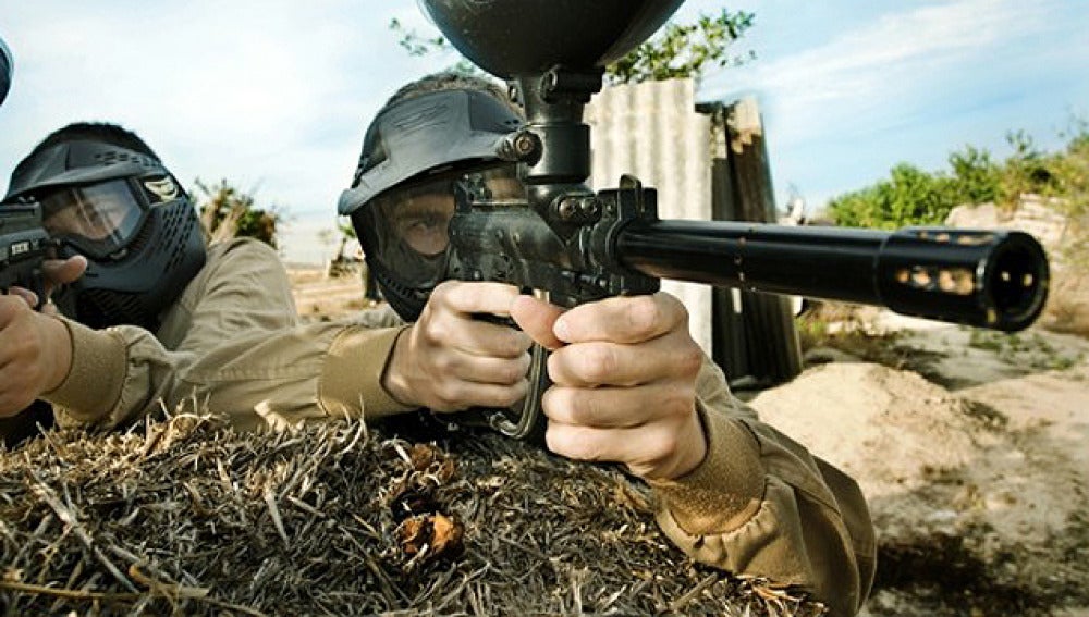 Jóvenes practicando el 'paintball'
