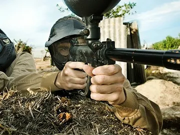 Jóvenes practicando el 'paintball' Jóvenes practicando el 'paintball'