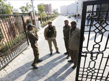 Policías indios a la entrada del juzgado