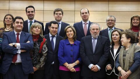 la ministra de Sanidad, Servicios Sociales e Igualdad, Ana Mato (c), junto a los consejeros auton&oacute;micos del ramo