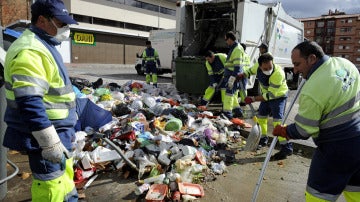 Operarios de la recogida de basuras vuelven al trabajo tras 13 días de huelga