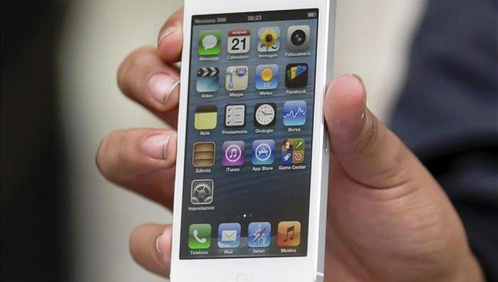 Un usuario sostiene un iPhone