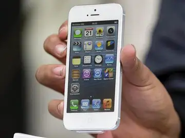 Un usuario sostiene un iPhone Un usuario sostiene un iPhone