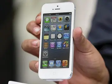 Un usuario sostiene un iPhone Un usuario sostiene un iPhone